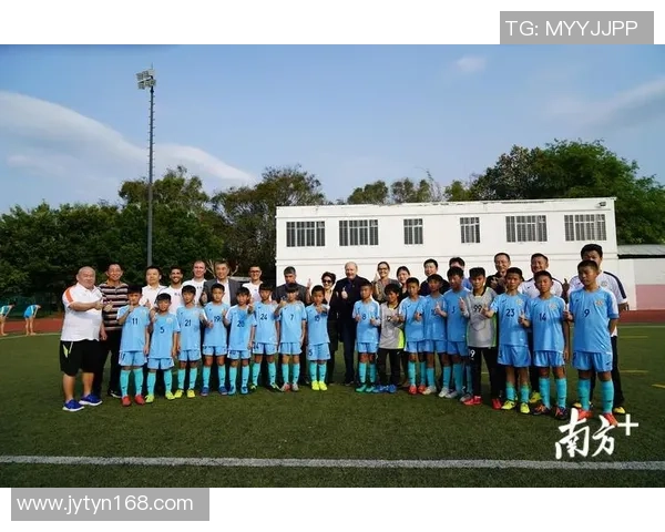 巴西足球明星齐聚看台合影留念展现团结与激情